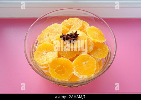 In Scheiben geschnittene Orangen miteinem Karamell Saft Sauce und gekrönt mit Sternanis. Stockfoto