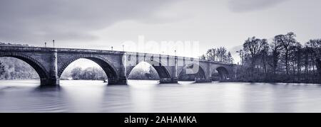 Telford's berühmte Brücke über den mächtigen Fluss Tay, Dunkeld, Perth and Kinross, Schottland. Alte Vintage Bridge. Stockfoto