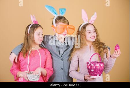 Freunde Zusammen Spass haben am Ostersonntag. Bereit für Eier Jagd. Kinder mit Körbchen bereit Jagd für Ostereier. Gruppe Kinder Hasenohren Zubehör feiern Ostern. Ostern Aktivität und Spaß. Stockfoto