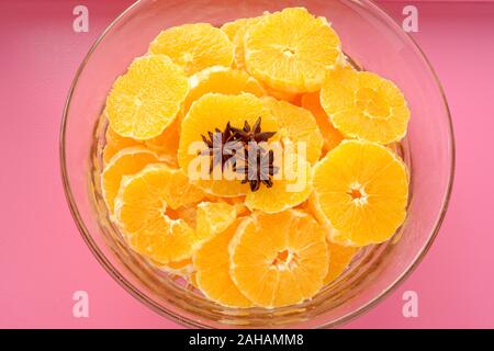 In Scheiben geschnittene Orangen miteinem Karamell Saft Sauce und gekrönt mit Sternanis. Stockfoto