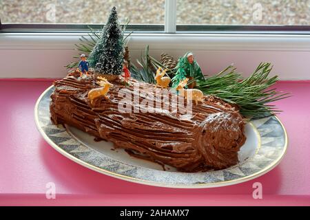 Yule Log auch als Buche de Noel bekannt. Eine Schokolade schwamm Roulade iced mit chocoate Butter Puderzucker. Stockfoto