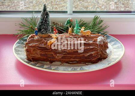 Yule Log auch als Buche de Noel bekannt. Eine Schokolade schwamm Roulade iced mit chocoate Butter Puderzucker. Stockfoto