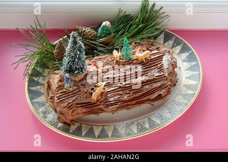 Yule Log auch als Buche de Noel bekannt. Eine Schokolade schwamm Roulade iced mit chocoate Butter Puderzucker. Stockfoto