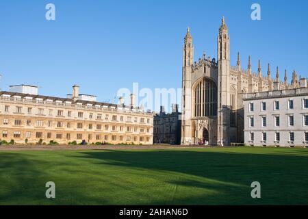 Ein Blick über den Rasen in Richtung Clare College und King's College Chapel und der Gibbs Gebäude in Cambridge Stockfoto