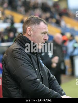 Mansfield, Nottinghamshire, Großbritannien. 26. November 2019. Mansfield Stadt manager ‎Graham Coughlan im dugout an einem Mansfield Town Call Stadion. Stockfoto