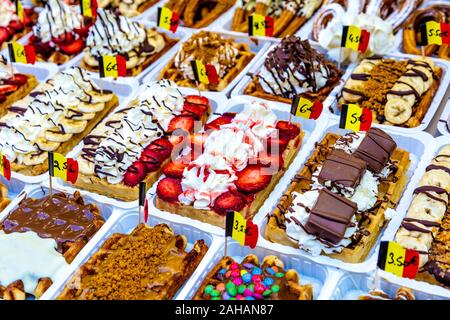 Belgische Waffeln mit verschiedenen Toppings in Brüssel, Belgien Stockfoto
