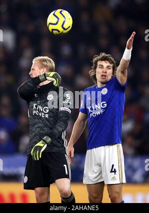 Leicester City Torhüter Kasper Schmeichel (links) und Caglar Soyuncu Geste während der Premier League Match für die King Power Stadion, Leicester. Stockfoto