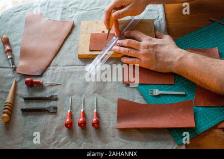 Nahaufnahme eines Handwerkers Hände. Handgefertigte Leder. Chaft und handgefertigten Konzept. Stockfoto