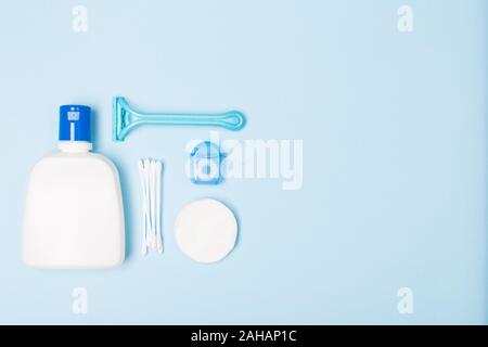 Reinigung Pflege morgendliche Routine Draufsicht flachbild Komposition mit weißen und blauen Punkte auf hellblau Schreibtisch legen. Freien Speicherplatz. Stockfoto