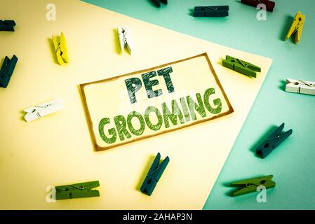 Schreiben Hinweis Übersicht Pet Grooming. Business Konzept für hygienische Versorgung und verbessern das Aussehen der Haustiere Farbige clothespin Papier Mahnung mit Stockfoto