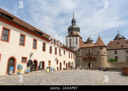 Eingang zum Innerer Hof, Festung Marienberg in Würzburg, Bayern, Deutschland. Stockfoto