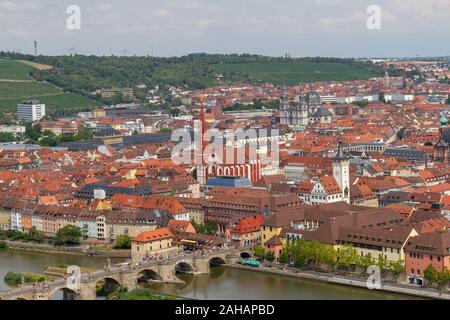Blick über die bayerische Stadt Würzburg, den Main, Die Alte Mainbrücke (alte Mainbrücke), von der Festung Marienberg, Bayern, Deutschland. Stockfoto