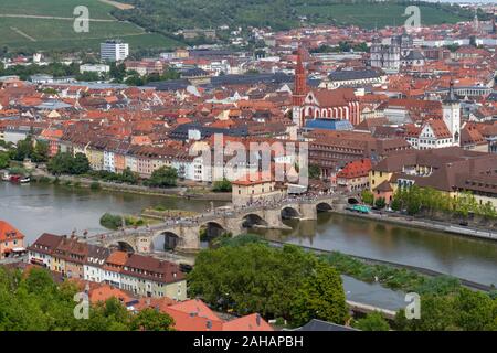 Blick über die bayerische Stadt Würzburg, den Main, Die Alte Mainbrücke (alte Mainbrücke), von der Festung Marienberg, Bayern, Deutschland. Stockfoto