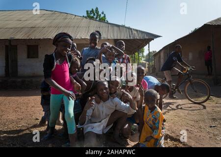 Gabu, Republik Guinea-Bissau - 11. Februar 2018: die Gruppe der Kinder in einem Slum am Rande der Stadt von Gabu, in Guinea-Bissau, West Afrika. Stockfoto
