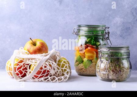 Salat im Glas und mesh Sack mit Äpfeln eco-Shopping Konzept Stockfoto