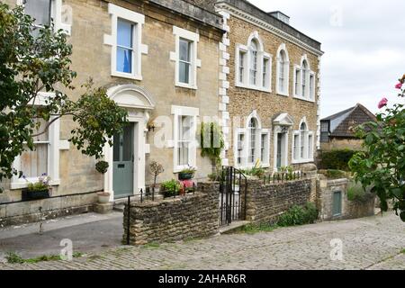 Interessante unterschieden Stadt Häuser an der Unterseite der sanften Straße eine steil abfallende gepflasterten Straße, die zum Zentrum von Frome. Somerset. England. U Stockfoto