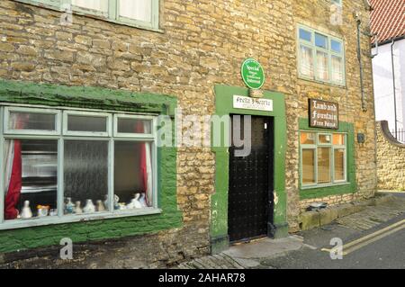 Das Lamm und Brunnen in der Castle Street, Frome, Somerset. Dieses denkmalgeschützten Pub ist einer der ältesten der Stadt und hat eine einzigartige Interi Stockfoto