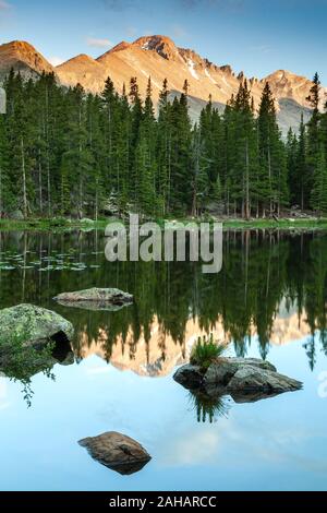 Nymphe See und Longs Peak (14.255 Fuß), Rocky Mountain Nationalpark, Colorado USA Stockfoto