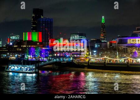 Die hellen Lichter von der Londoner South Bank zur Weihnachtszeit Stockfoto