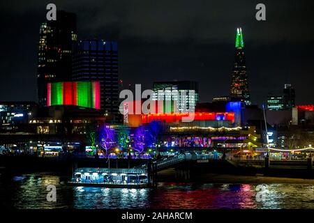 Die hellen Lichter von der Londoner South Bank zur Weihnachtszeit Stockfoto