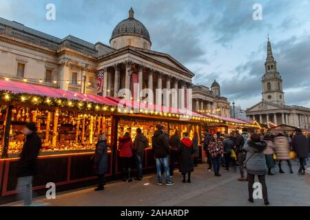 Ein Weihnachtsmarkt außerhalb der National Portrait Gallery in Trafalgar Square, London, England Stockfoto