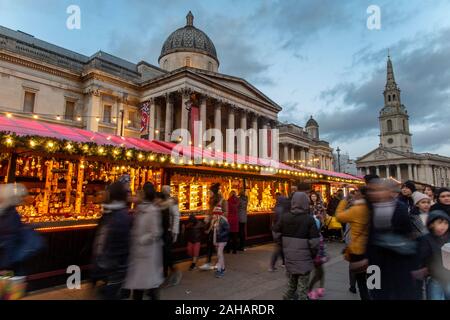 Ein Weihnachtsmarkt außerhalb der National Portrait Gallery in Trafalgar Square, London, England Stockfoto