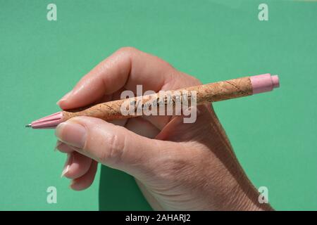 Liebe die Erde Slogan auf Stift in Ale-Hop Geschenk Shop gekauft, von nachhaltigen natürlichen Kork und recyceltem Kunststoff. Stockfoto