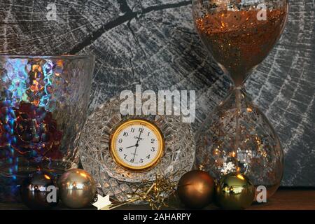 Weihnachten mit Crystal clock und Dekorationen VI. Stockfoto