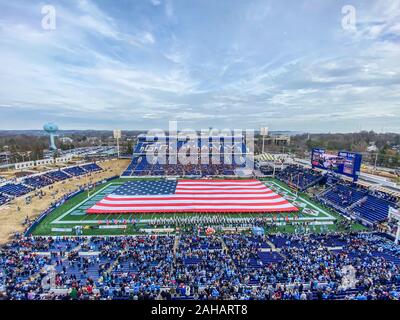 Annapolis, MD, USA. 27 Dez, 2019. Freiwillige halten eine amerikanische Flagge vor dem matchup zwischen UNC Tar Heels und den Tempel Eulen am militärischen Schüssel am Navy-Marine Corps Memorial Stadium in Annapolis, MD. Credit: Csm/Alamy leben Nachrichten Stockfoto