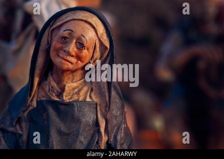 Weihnachten Krippe mit statuetten dargestellt. In der Nähe der Statue einer Frau bei der Arbeit. Stockfoto