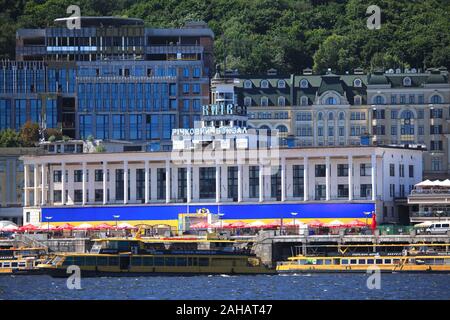 Kiew, Ukraine - Juli 30, 2017: Das Panorama der Böschung und den Fluss von Kiew. Der Blick auf die Ausflugsboote mit Passagieren Stockfoto