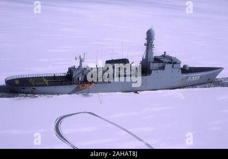 Dänische MARINE PATROL SCHIFF F359 HDMS VAEDDEREN IN GEFRORENEN NARSARSUAQ Fjord, Grönland. Stockfoto