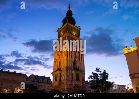 Town Hall Clock Tower, Krakau, Polen, in der Dämmerung Stockfoto