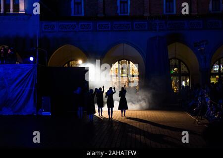 Eine Gruppe führt von Tschaikowskys Nussknacker während der Internationalen Straßenkünstler Festival in Krakau, Polen, Juli 2019 Stockfoto