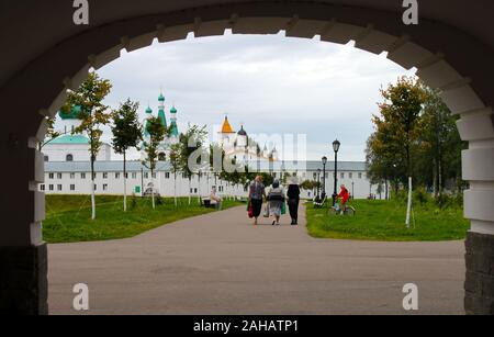 Region Leningrad, Russland, 16. August 2012: Blick auf die Menschen in den Alexander Svirsky männliche Heilige Dreifaltigkeit Kloster Stockfoto