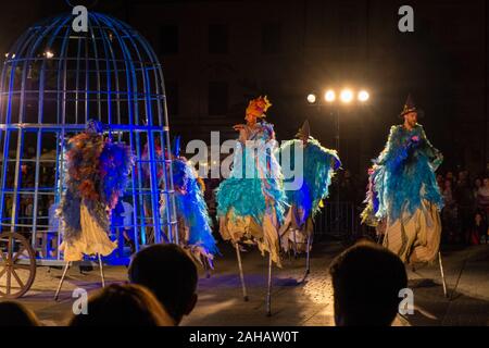 Eine Gruppe führt von Tschaikowskys Nussknacker während der Internationalen Straßenkünstler Festival in Krakau, Polen, Juli 2019 Stockfoto