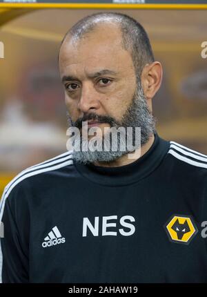 Wolverhampton, Großbritannien. 27. Dezember 2019; Molineux Stadium, Wolverhampton, West Midlands, England, Englische Premier League, Wolverhampton Wanderers gegen Manchester City; Wolverhampton Wanderers Head Coach Nuno Espírito Santo vor dem Kick off - Streng redaktionelle Verwendung. Keine Verwendung mit nicht autorisierten Audio-, Video-, Daten-, Spielpläne, Verein/liga Logos oder "live" Dienstleistungen. Credit: Aktion Plus Sport Bilder/Alamy leben Nachrichten Stockfoto