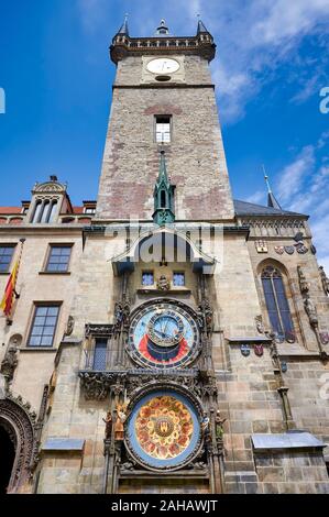 In Prag in der Tschechischen Republik. Clock Tower in Old Town Square Stockfoto