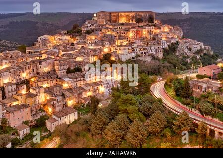 Panorama Ansicht von Ragusa Ibla Altstadt bei Sonnenuntergang. Sizilien Italien Stockfoto