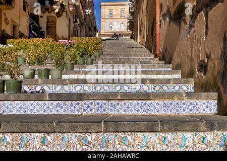 Scalinata di Santa Maria del Monte (Treppe von Santa Maria del Monte). Catlagirone Sizilien Italien Stockfoto