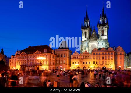 In Prag in der Tschechischen Republik. Marktplatz der Altstadt bei Sonnenuntergang Stockfoto