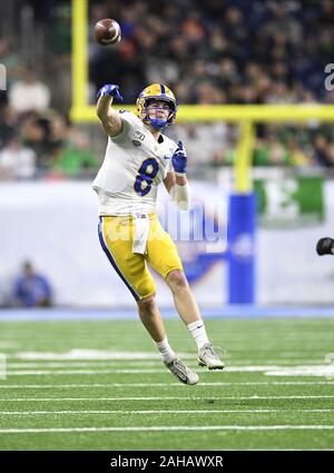 Detroit, Michigan, USA. 26 Dez, 2019. Pittsburgh Quarterback KENNY PICKETT #8 Pässe während eines Spiels zwischen Pittsburgh und Eastern Michigan im Ford Field in Detroit, Michigan. Pitt Leoparden gewann das Spiel 34-30. Credit: Scott Hasse/ZUMA Draht/Alamy leben Nachrichten Stockfoto