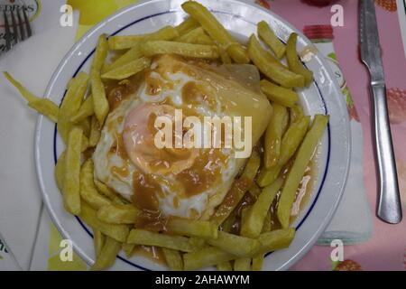 Francesinha typische Porto sandwich Essen mit viel Kalorien Stockfoto