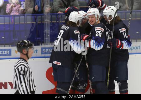 Ostrava, Tschechische Republik. 27 Dez, 2019. Spieler der USA feiern ein Ziel während der 2020 IIHF World Junior Eishockey WM Gruppe B Match zwischen Deutschland und den USA in Ostrava, Tschechische Republik, am 27. Dezember 2019. Credit: Petr Sznapka/CTK Photo/Alamy leben Nachrichten Stockfoto