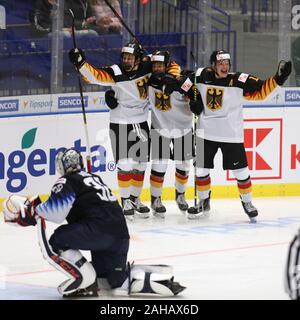 Ostrava, Tschechische Republik. 27 Dez, 2019. Spieler aus Deutschland feiern ein Ziel während der 2020 IIHF World Junior Eishockey WM Gruppe B Match zwischen Deutschland und den USA in Ostrava, Tschechische Republik, am 27. Dezember 2019. Credit: Petr Sznapka/CTK Photo/Alamy leben Nachrichten Stockfoto