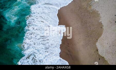 Luftaufnahme von einem Mann in einem Ozean Schaum in Laguna Beach, Kalifornien, USA Stockfoto
