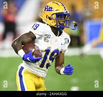 Detroit, Michigan, USA. 26 Dez, 2019. Pittsburgh Tailback VÃLIQUE CARTER #19 während eines Spiels zwischen Pittsburgh und Eastern Michigan im Ford Field in Detroit, Michigan. Pitt Leoparden gewann das Spiel 34-30. Credit: Scott Hasse/ZUMA Draht/Alamy leben Nachrichten Stockfoto