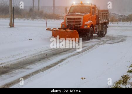 Traktor auf der Ausbau Schnee mit Schnee Maschinen auf starker Schneefall. Stockfoto