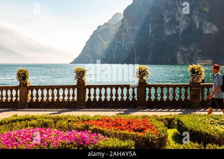 Riva del Garda, Lombardei, Italien - 12 September 2019: Leute, Garda See promenade voll von gemütlichen Gassen mit wachsenden und blühenden Pflanzen, Cla Stockfoto