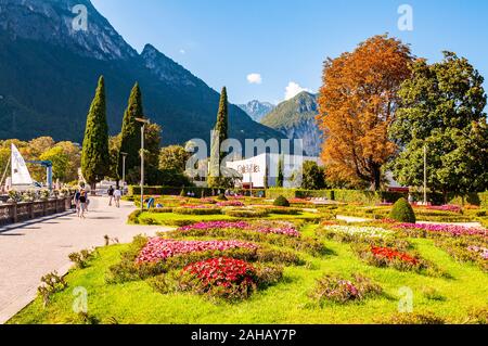 Riva del Garda, Lombardei, Italien - 12 September 2019: Leute, Garda See promenade voll von gemütlichen Gassen mit wachsenden und blühenden Pflanzen und Stockfoto